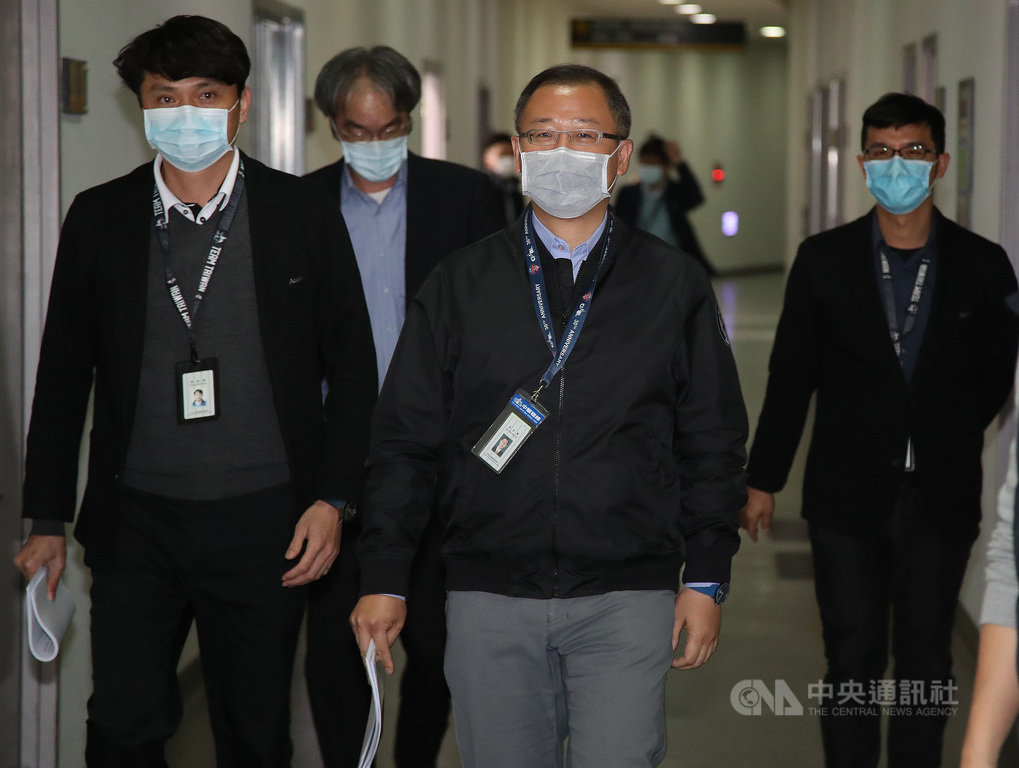 中職會長吳志揚(前右)12日在防疫諮詢會議後表示,原訂於3月28日開打的例行賽,確定將再延至4月11日進行開幕戰,這也是中職史上首次於4月開打。中央社記者張新偉攝 109年3月12日