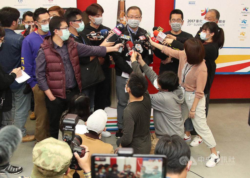 中華職棒12日舉行防疫諮詢會議,中職會長吳志揚(後右3)會後受訪表示,受武漢肺炎疫情影響,中職新球季開幕戰確定將再延至4月11日進行。中央社記者張新偉攝 109年3月12日