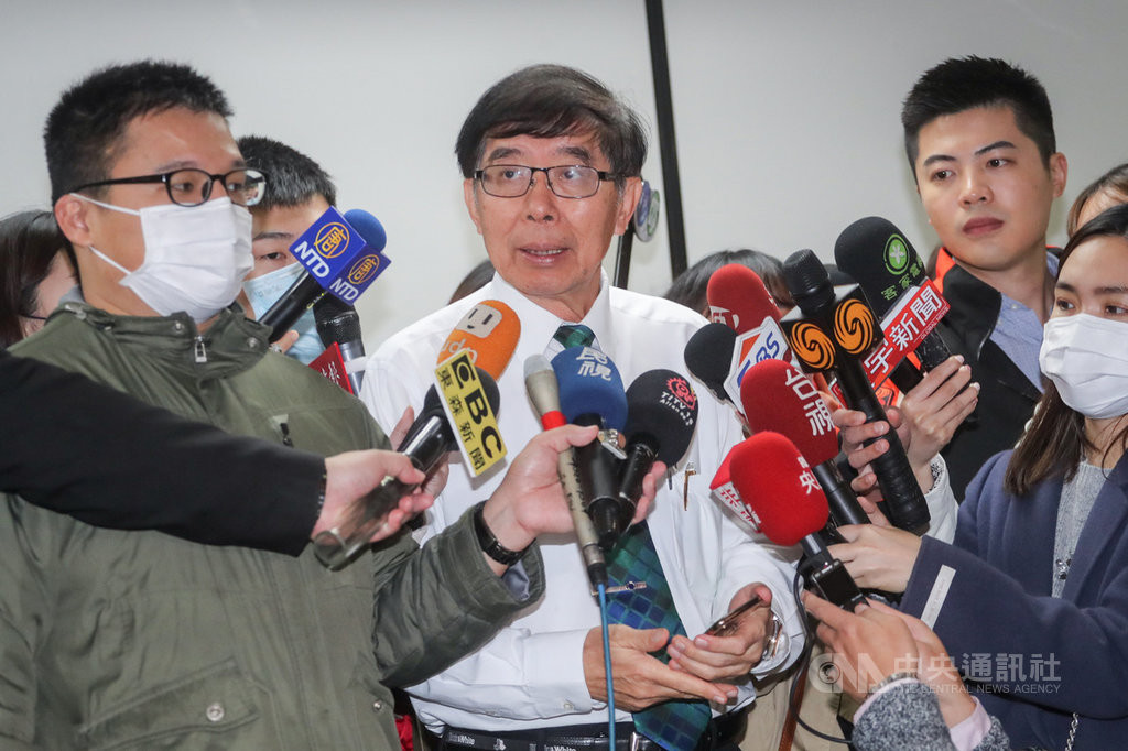 口罩實名制2.0於12日上午9時上線,「健保快易通」APP頓時湧入超過8萬人,造成系統壅塞。健保署長李伯璋(中)表示,11日已緊急把流量從1GB升級成4GB,但民眾可能希望第一時間就預購到,導致一開放瞬間湧入大量流量,他強調,後續還有好幾天可預購,民眾不用趕著第一天預購。中央社記者裴禛攝 109年3月12日