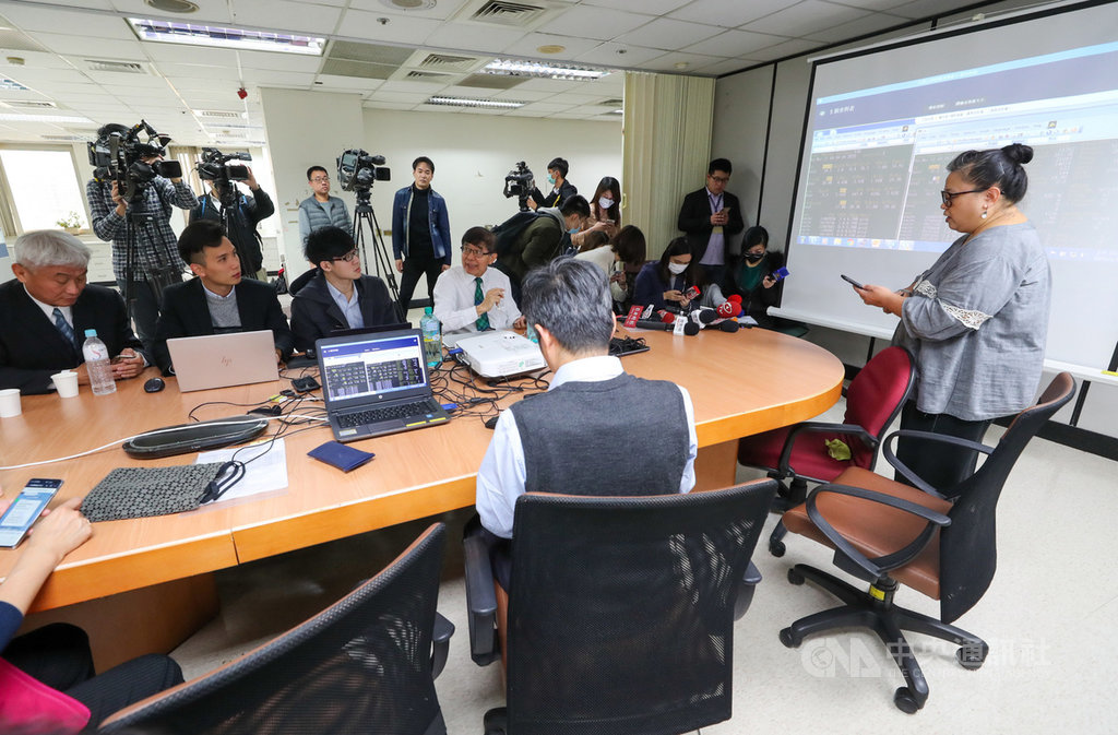 口罩實名制2.0於12日上午9時上線,「健保快易通」APP頓時湧入超過8萬人,一度大當機,導致系統壅塞。健保署長李伯璋(坐者左4)與資訊組團隊在台北召開即時監控會議,處理壅塞情況。中央社記者裴禛攝 109年3月12日