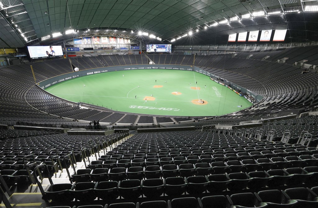 日本職棒新球季開幕受武漢肺炎疫情影響,可能延期至4月10日、17日或24日。圖為北海道札幌巨蛋2月29日舉辦火腿隊對歐力士隊的熱身賽,採無觀眾比賽。(共同社提供)