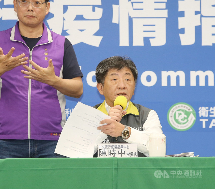 中央流行疫情指揮中心指揮官陳時中(右)12日下午宣布,台灣新增一名武漢肺炎確診個案,為北部40多歲女性。中央社記者郭日曉攝 109年3月12日