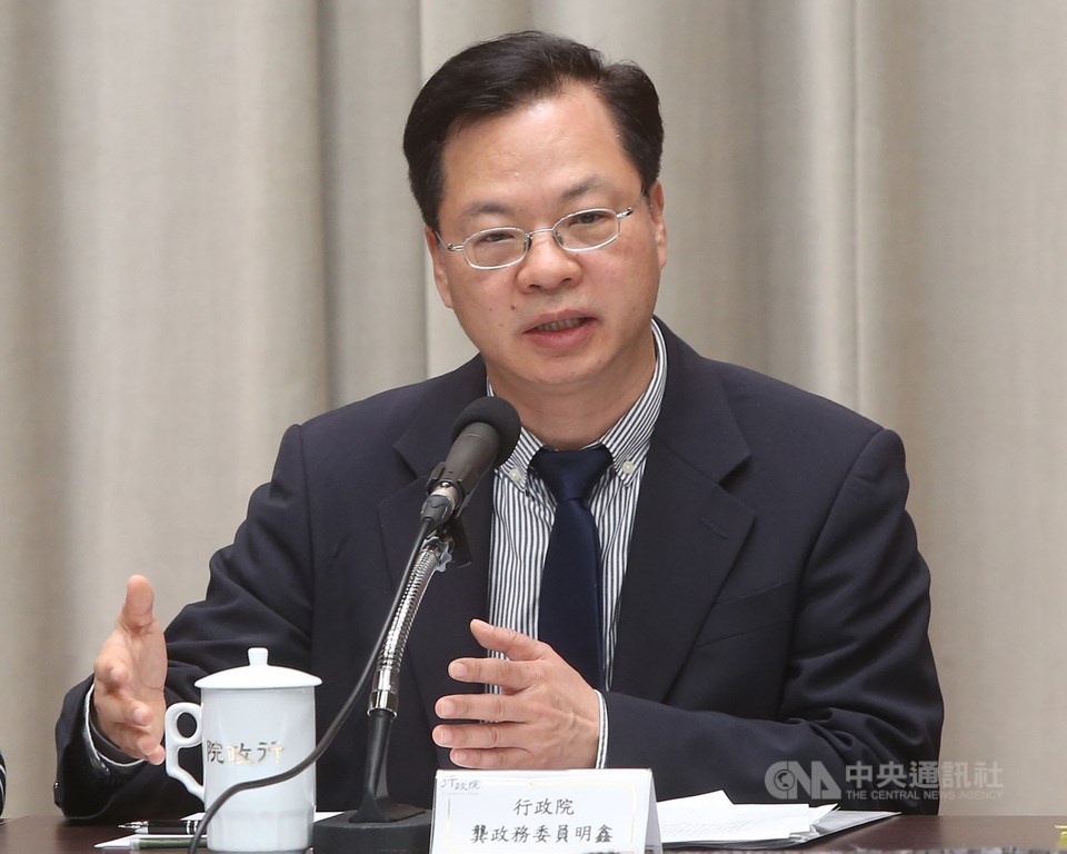 行政院會後記者會12日在行政院新聞中心舉行,政務委員龔明鑫表示,振興抵用券將透過住宿發放,每房新台幣800元,其中夜市、商圈、餐廳與藝文活動等4領域各200元,不分區消費,全國通用。中央社記者鄭傑文攝 109年3月12日