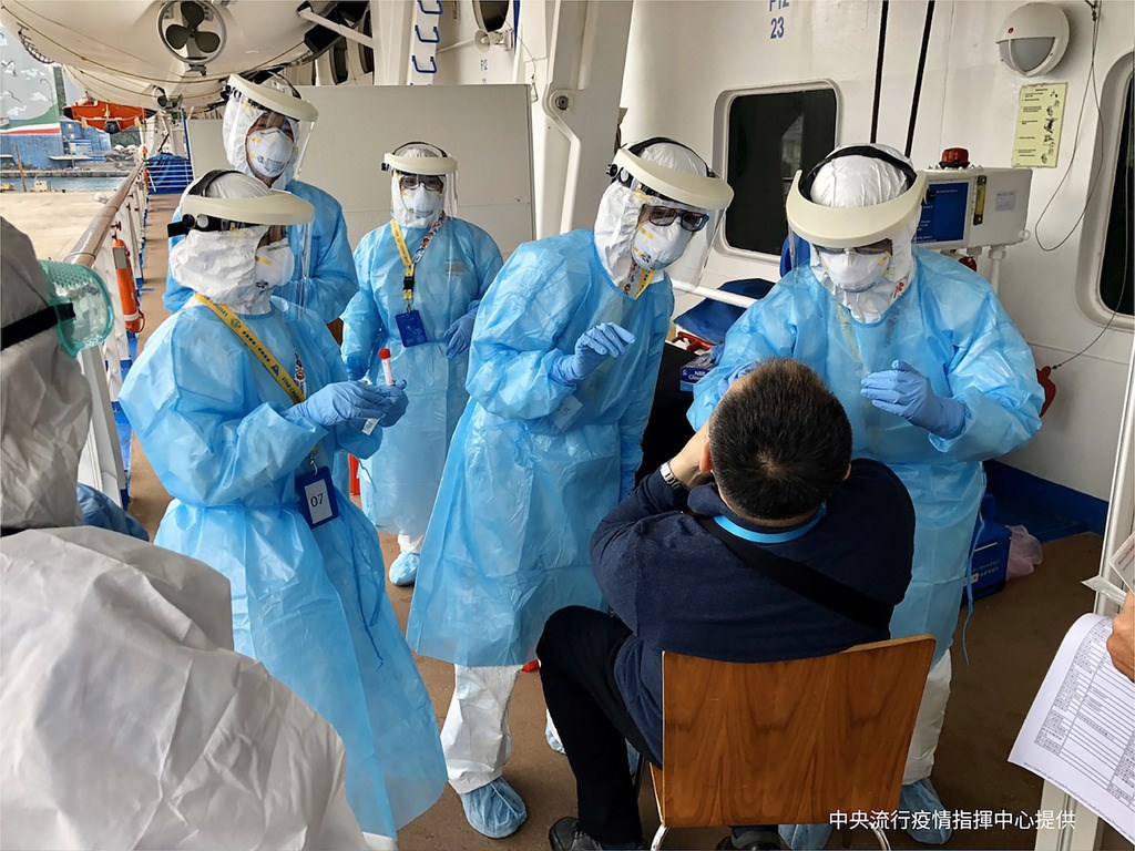 台灣截至3月13日,在武漢肺炎病毒的檢測能力為每日3200個樣本,累積已檢測1萬6000多個樣本。圖為防疫單位2月8日針對麗星郵輪「寶瓶星號」上128名旅客進行採檢。(中央流行疫情指揮中心提供)