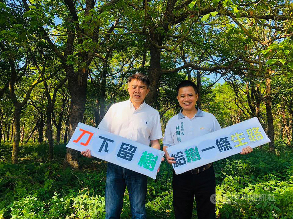 台糖公司「農電共生計畫」,擬在屏東縣萬巒鄉平地造林區砍除部分樹木以種電,萬巒鄉長林國順(右)與民進黨籍縣議員李世斌(左)皆表反對立場。(李世斌提供)中央社記者郭芷瑄傳真 109年3月13日