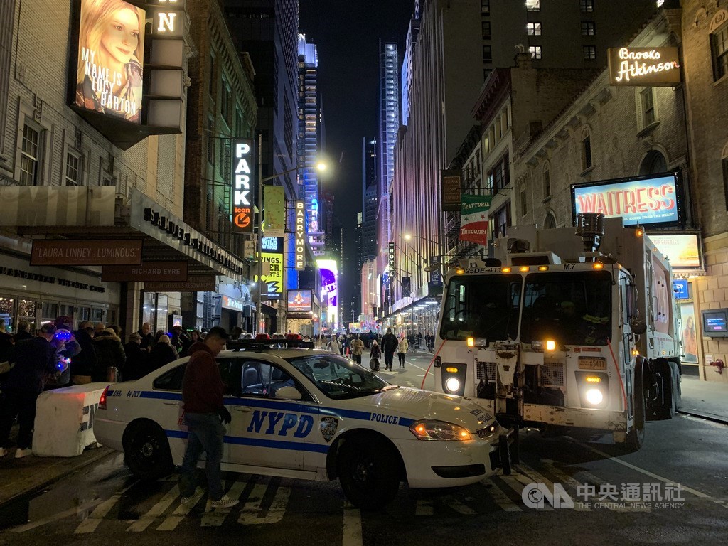 為防止武漢肺炎疫情蔓延,紐約州長古莫美東時間12日宣布全州禁止500人以上集會,包括曼哈頓百老匯劇院。圖為2020年跨年夜百老匯街道封鎖景象。中央社記者尹俊傑紐約攝 109年3月13日