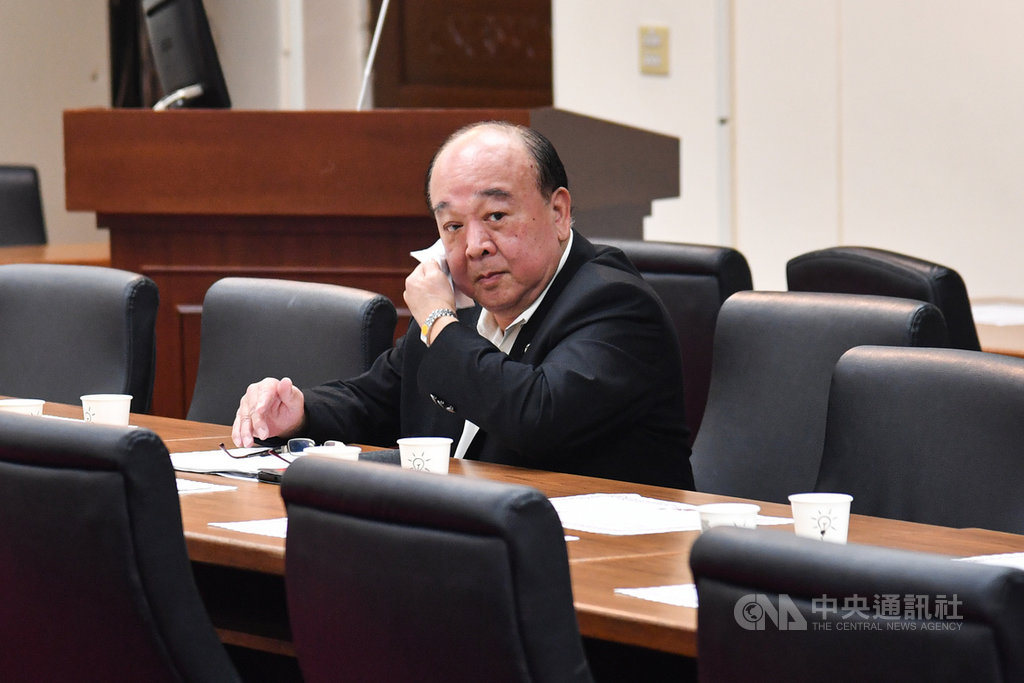 外傳國民黨籍、立法院社會福利及衛生環境委員會立委吳斯懷向國防部索取機密資料,吳斯懷13日反駁說,「完全沒有機密資料」,並公開喊話「請國防部一次把話說清楚」。中央社記者林俊耀攝 109年3月13日