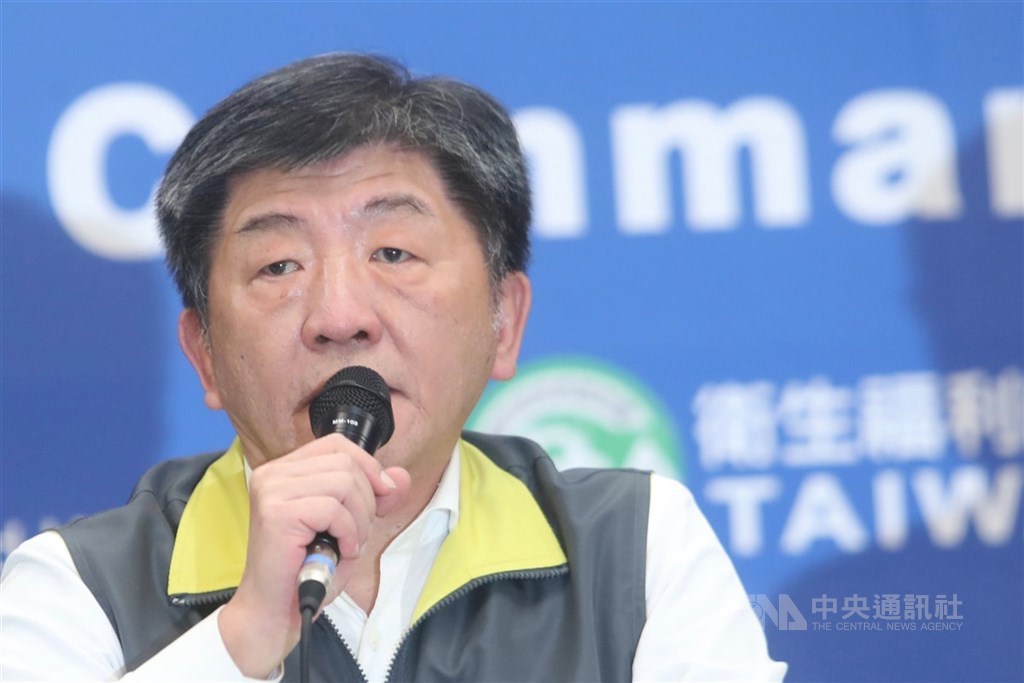 外媒報導,英國考慮讓6成民眾感染武漢肺炎,達到群體免疫效果。指揮中心指揮官陳時中14日表示,在醫療體系不能完全承擔時,才會有這樣考慮,台灣離那個階段很遠,不會這樣做。(中央社檔案照片)
