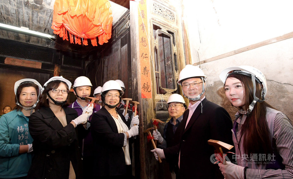 彰化縣歷史建築鹿港十宜樓修復工程13日開工,縣長王惠美(前左2)表示,修復完成後,將活化為文化場域,展示廈郊文史、辦理講座、文史導覽等。(彰化縣政府提供)中央社記者蕭博陽彰化縣傳真 109年3月13日