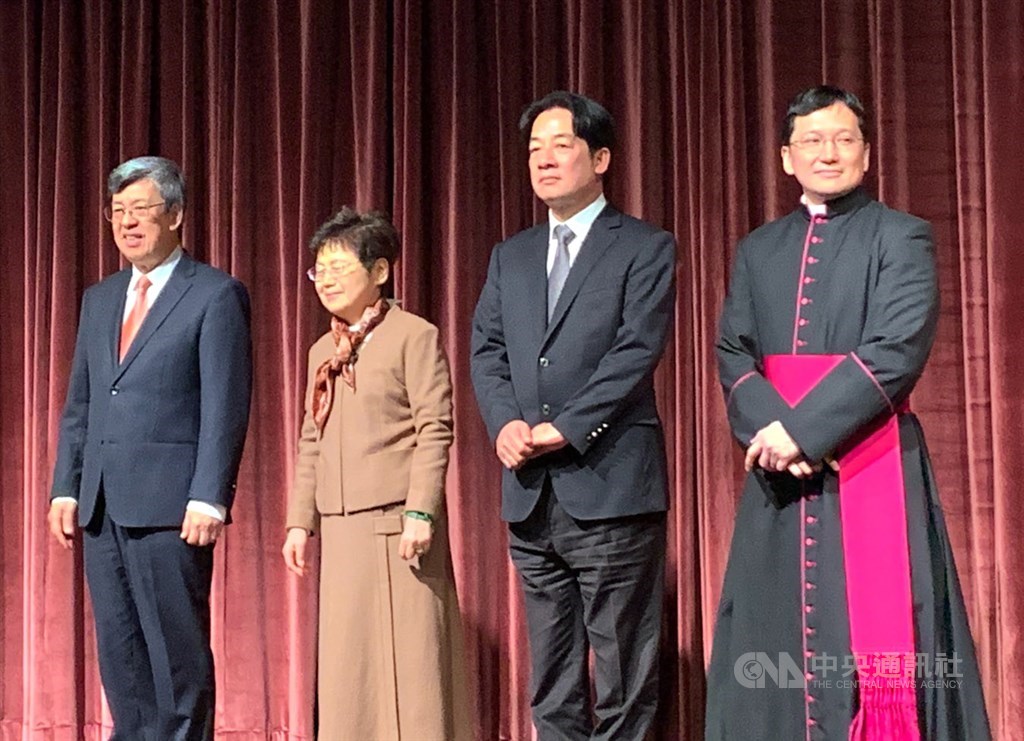 教廷駐華大使館13日晚間舉行教宗方濟各就職7週年慶祝酒會,副總統陳建仁(左)出席並表示,台灣政府將秉持台梵雙方對宗教自由、民主人權及世界和平的共同理念,繼續以積極具體行動,支持教宗方濟各對環境永續發展、人口販運、移民與難民福祉、跨宗教對話、公共衛生等全球議題的關切,成為教廷不可或缺的和平人道慈善夥伴。右2為副總統當選人賴清德。中央社記者張欣瑜攝 109年3月13日