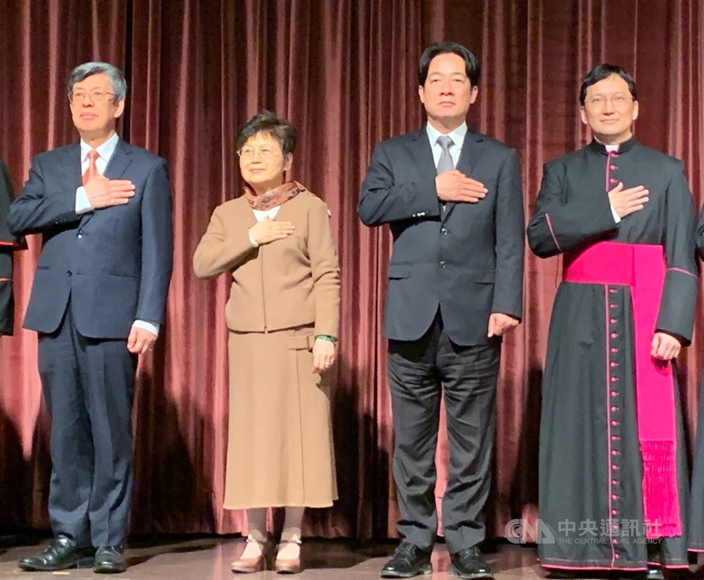 教廷駐華大使館13日晚間舉行教宗方濟各就職7週年慶祝酒會,副總統陳建仁(左)、副總統當選人賴清德(右2)等人出席。中央社記者張欣瑜攝 109年3月13日