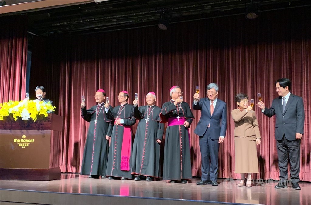 教廷駐華大使館13日晚間舉行教宗方濟各就職7週年慶祝酒會,出席酒會者除天主教界,還有佛教界人士;政界方面,除了各國駐台使節代表,還有副總統陳建仁(右3)、副總統當選人賴清德(右)等,場面盛大熱絡。中央社記者張欣瑜攝 109年3月13日