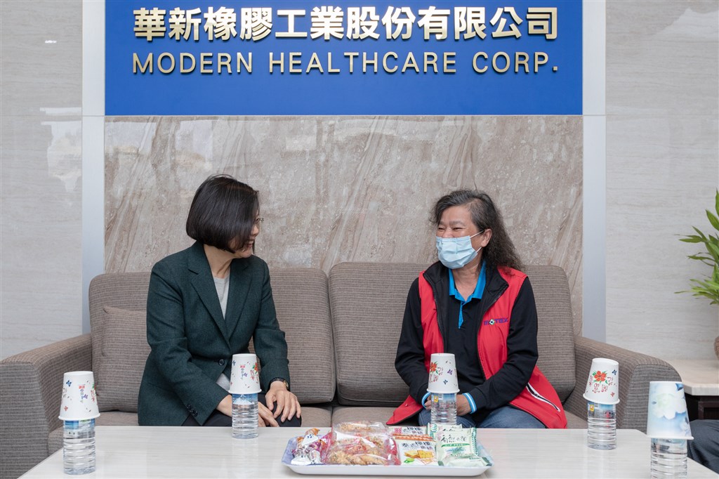 總統蔡英文(左)13日攜帶雞精探望日前因趕製口罩、手指不慎被機器截斷的女員工。(總統府提供)