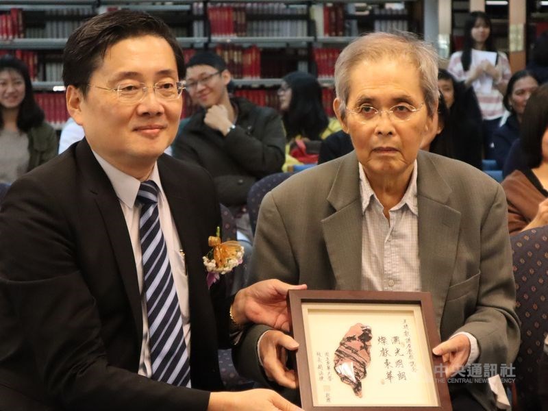 詩人楊牧(前右)13日辭世,享壽80歲。楊牧近年身體不佳,呼吸系統與心臟皆有狀況。圖為2018年11月楊牧出席東華大學「楊牧文學研究中心」揭牌儀式,東華大學校長趙涵捷(前左)致贈紀念牌。(中央社檔案照片)