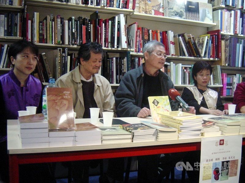 楊牧詩文已被翻譯成十數種外語,享譽國際。圖為2004年11月作家朱天文(左起)、黃春明、楊牧、李昂在法國巴黎鳳凰書店舉辦讀者座談會。(中央社檔案照片)