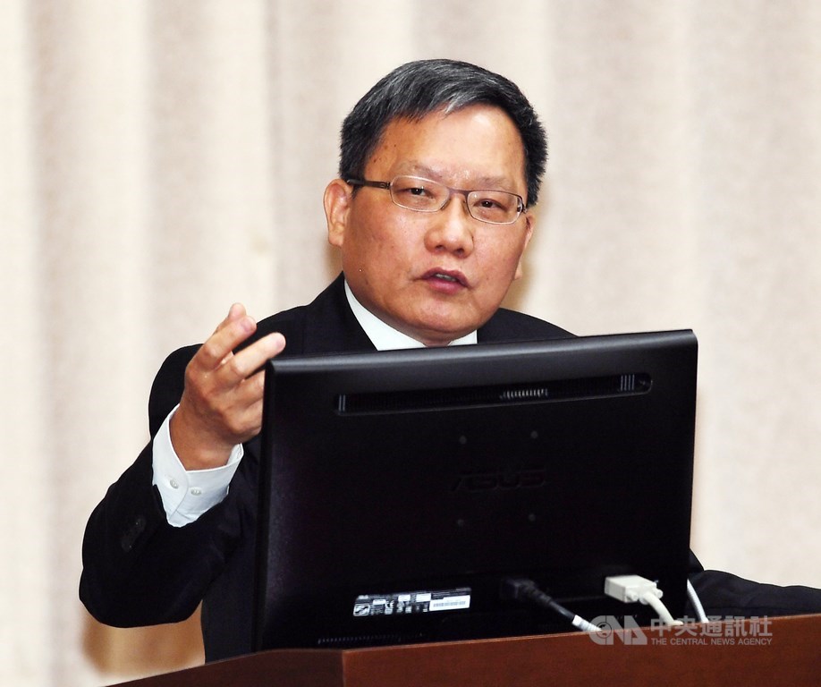 武漢肺炎引爆全球股災,美股道瓊指數再崩跌2352點,創「黑色星期一」以來最糟表現;財政部長蘇建榮盤前親上火線喊話。(中央社檔案照片)