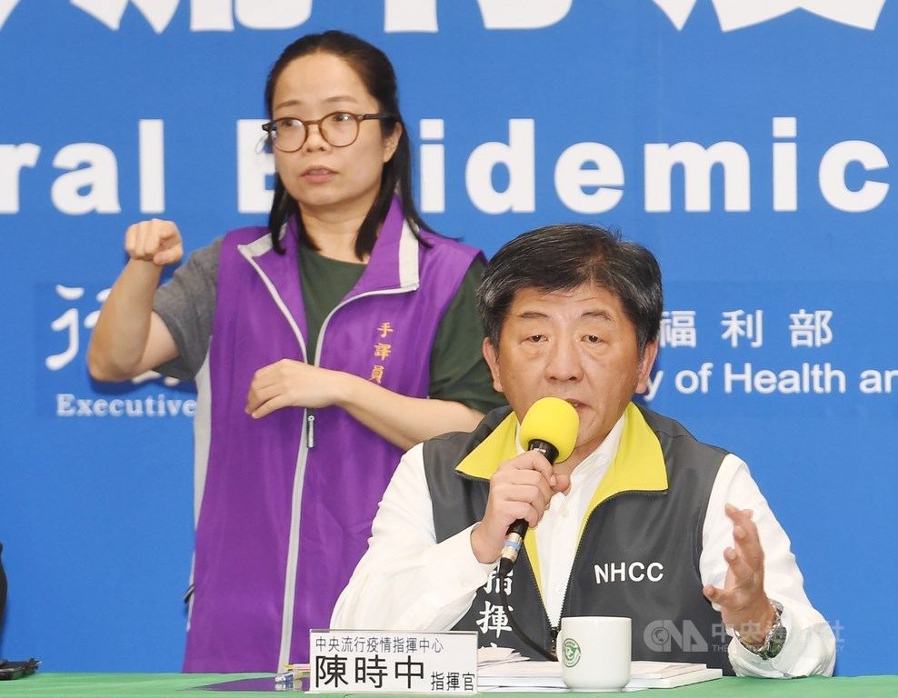 中央流行疫情指揮中心指揮官陳時中(右)13日宣布,一名中部50多歲美國籍男子確認感染武漢肺炎,他平時獨自在台工作,2月底曾接待4名來台美國友人,友人家屬近日也確診,為疑似感染源,這4人目前皆已離境。中央社記者施宗暉攝 109年3月13日