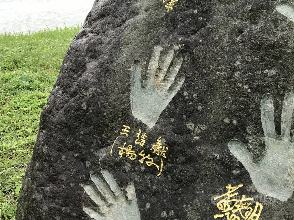 詩人楊牧與國立東華大學情感深厚,他的紀念手印就刻印在校內東湖旁景觀石。中央社記者張祈攝 109年3月14日