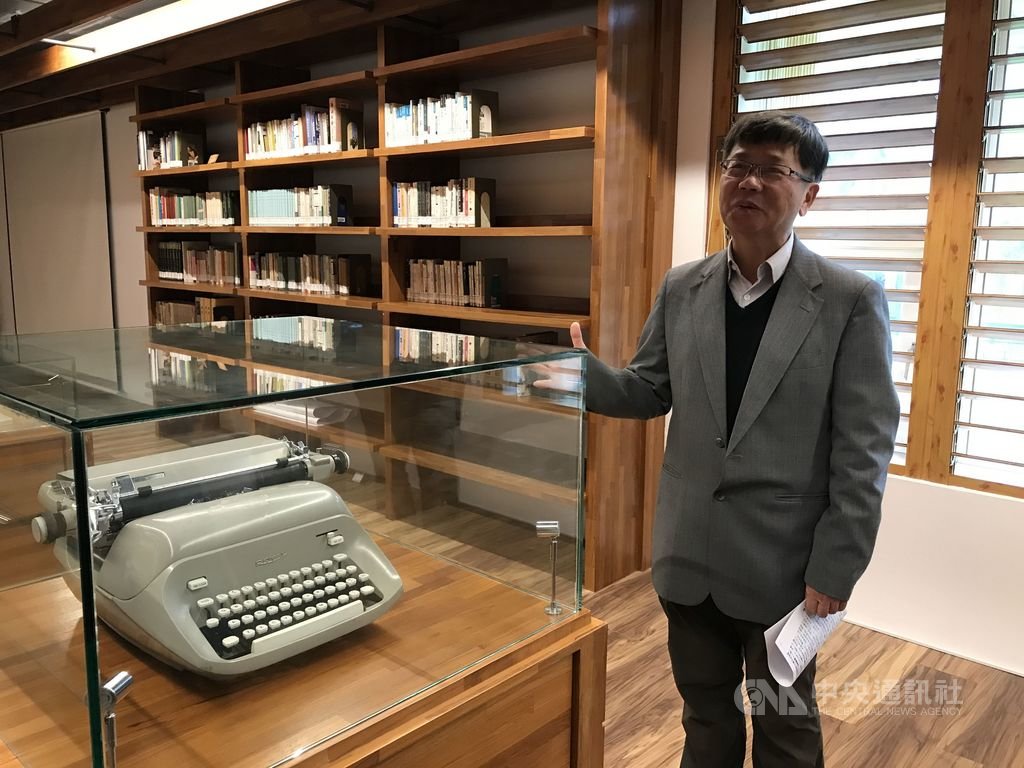 國立東華大學人文社會科學學院院長王鴻濬(圖)分享,詩人楊牧習慣使用打字機,楊牧書房成立時,特別捐贈打字機供收藏。中央社記者張祈攝 109年3月14日