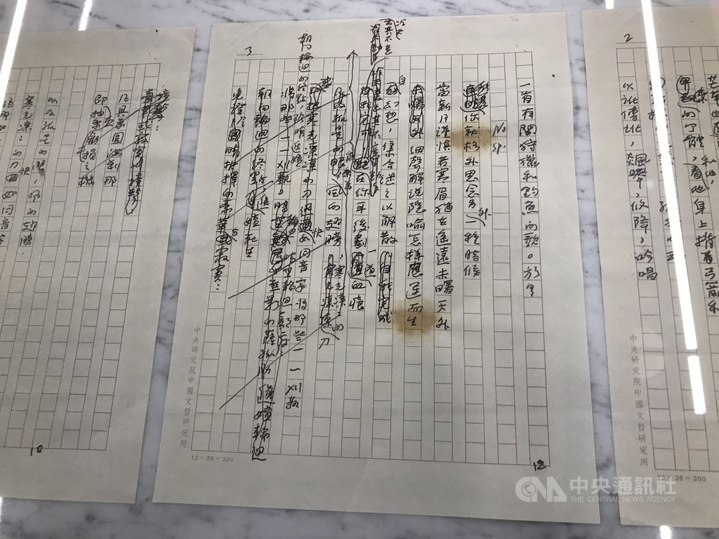 詩人楊牧堅持用300字稿紙、鋼筆書寫作品,他的創作手稿收藏於國立東華大學楊牧書房,還可看到楊牧創作時的修改痕跡。中央社記者張祈攝 109年3月14日