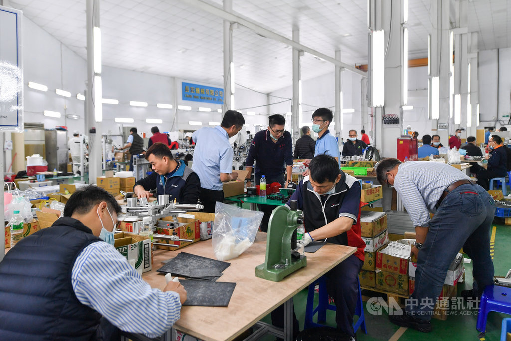 口罩國家隊各家廠商出人出資源,共同目標是讓機台能夠加快完成。中央社記者林俊耀攝 109年3月14日