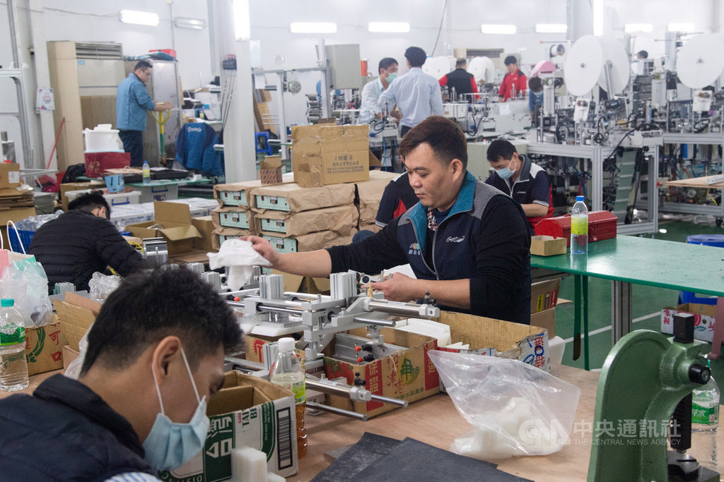 口罩國家隊各家廠商出人出資源,只為機台能夠加速完成,投入口罩生產行列。中央社記者林俊耀攝 109年3月14日