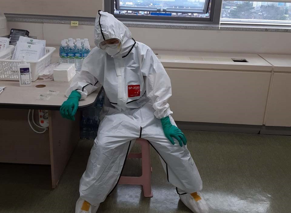 韓國14日新增107起武漢肺炎確診病例,境內感染病例累計8086例。圖為疲憊的醫護人員在椅子上休息。(韓聯社提供)