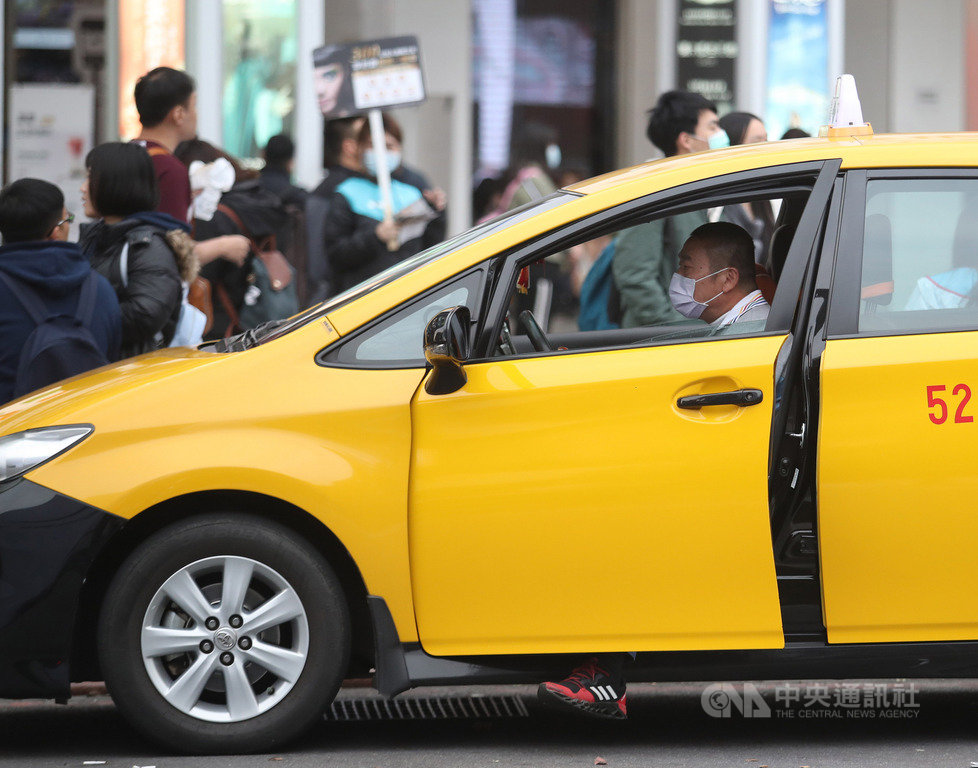 台灣中油表示,16日起正式受理計程車業者油料補貼申請,業者需到指定加油站及直銷中心辦理,每輛計程車每月補貼新台幣2000元,為期6個月。中央社記者張新偉攝 109年3月14日