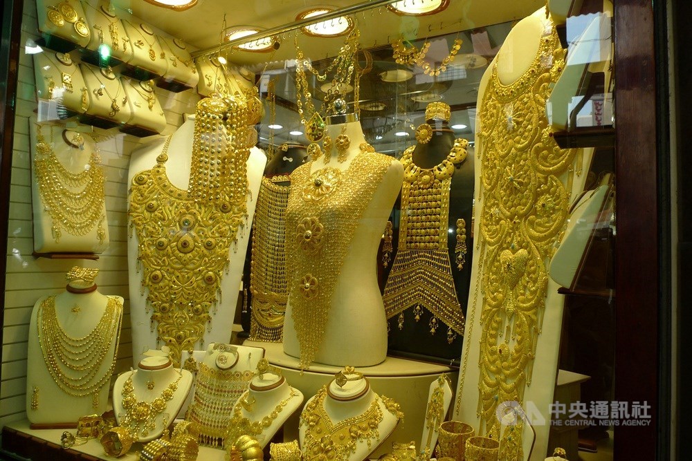 武漢肺炎疫情全球大流行,衝擊全球金融市場,過去一週金價由1700美元高點下挫至1500美元區間,專家認為,套現及現金為王的恐慌心態,使黃金成市場提款機。(中央社檔案照片)