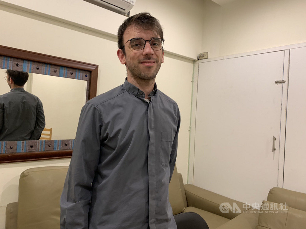 29歲國際修士施益凡(Ivan Sigmund)來自克羅埃西亞,在天主教耕莘文教院內古亭耶穌聖心堂2日起暫停公開彌撒後,考慮信徒需要,自告奮勇,熬夜練習彌撒直播。中央社記者葉臻攝 109年3月15日
