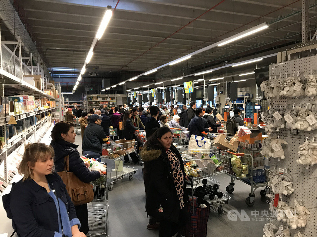 比利時3月12日晚間宣布全國餐廳及咖啡館暫時停業抗疫,3月13日一早布魯塞爾一家超市出現搶購人潮。中央社記者唐佩君布魯塞爾攝 109年3月15日