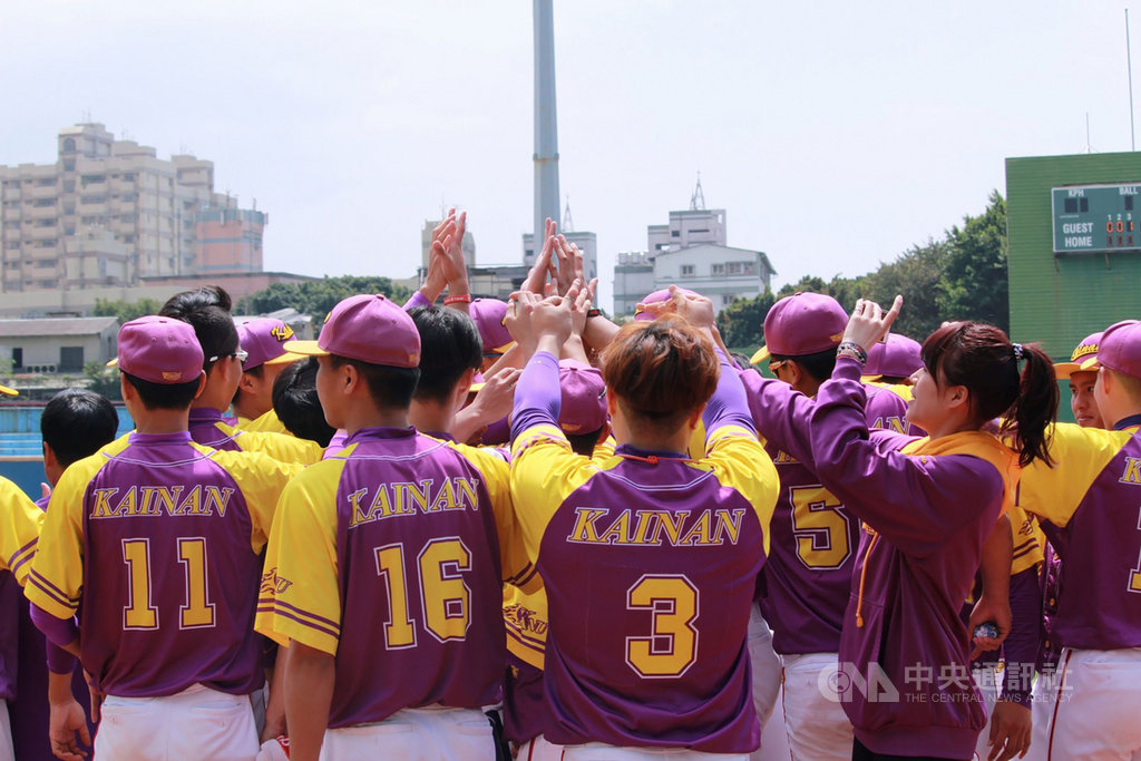 大專棒球聯賽(公開一級)8強複賽,開南大學(圖)預賽帶著1勝2敗晉級,複賽接連擊敗高苑科大、南華大學,目前累積戰績3勝2敗,全力搶勝爭取晉級4強決賽門票。(大專體總提供)中央社記者謝靜雯傳真 109年3月15日