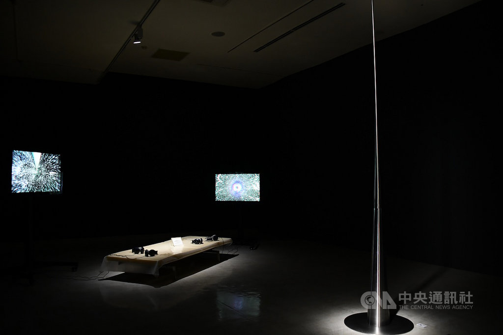 國立台灣美術館3月起推出3檔數位藝術展,其中「對稱性破缺-超科學‧藝術展」(圖)為國美館、英國藝術與創意科技基金會(FACT)及歐洲核子研究組織(CERN)合辦。(國美館提供)中央社記者鄭景雯傳真 109年3月15日