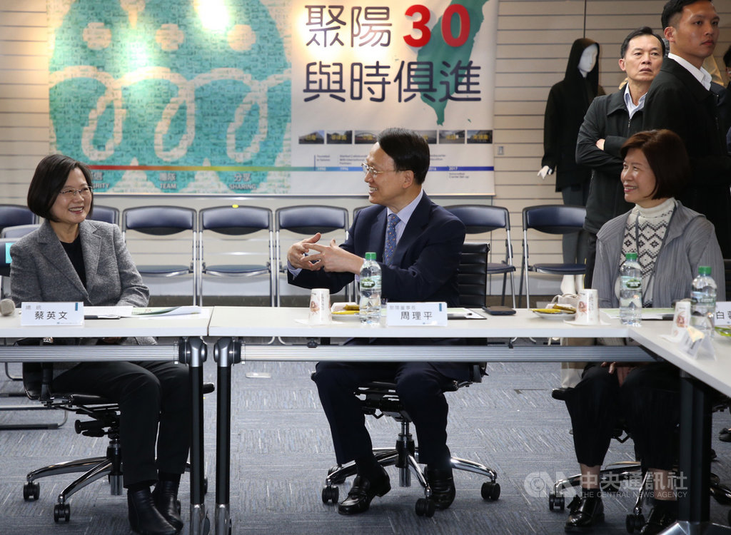 總統蔡英文(左)16日下午訪視聚陽實業股份有限公司,與董事長周理平(中)交換意見。中央社記者鄭傑文攝 109年3月16日