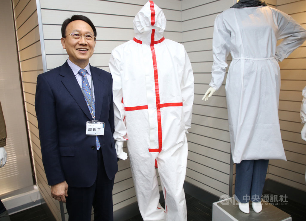 聚陽董事長周理平16日表示,聚陽產製的防護衣預計3月底開始陸續交貨到衛福部,提供給第一線與第二線的醫護人員使用,保護其健康與安全。中央社記者鄭傑文攝 109年3月16日
