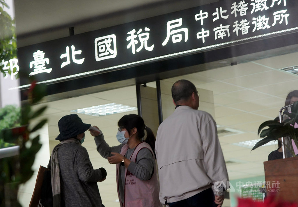 武漢肺炎疫情持續,財政部16日表示,將放寬受疫情影響導致無法如期繳稅的民眾及企業,最長都可申請延長一年或分36期繳納;民眾拿到每日千元的防疫補償,也免納入綜所稅計算。中央社記者孫仲達攝 109年3月16日