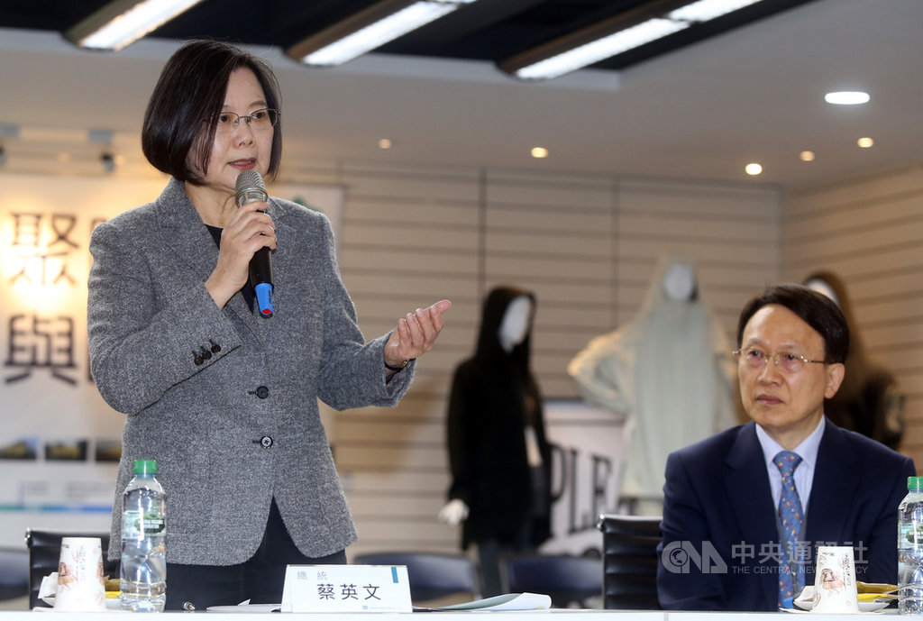 總統蔡英文(左)16日由聚陽董事長周理平(右)陪同,參訪聚陽實業防護衣生產線。蔡總統指出,台灣的防護衣跟隔離衣國家隊已經成形,希望政府機關、公立醫院、醫療機構、軍事單位,包括國軍所使用的用品,全部朝國產規劃,平時就維持一定的國內需求量生產。中央社記者鄭傑文攝 109年3月16日