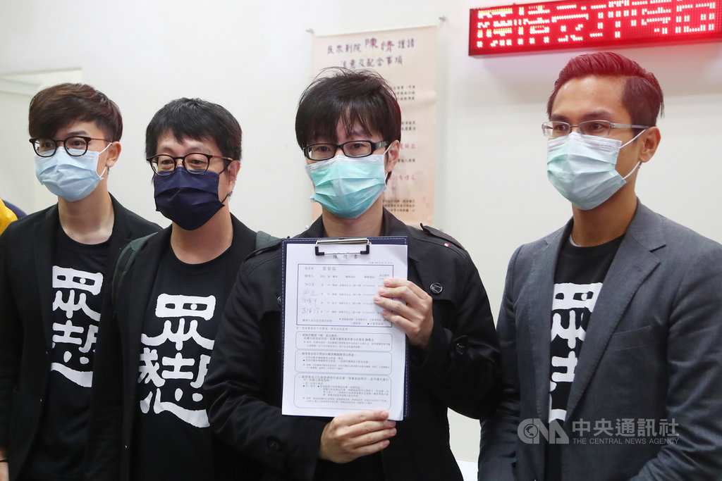 「罷韓四君子」台灣基進新聞輿情部副主任張博洋(左起)、Wecare高雄發起人尹立、罷韓提案法定領銜人陳冠榮、公民割草發言人李佾潔16日到監察院遞交陳情書,檢舉高雄市選委會主委陳雄文違反行政中立干預罷韓行動。中央社記者王騰毅攝 109年3月16日