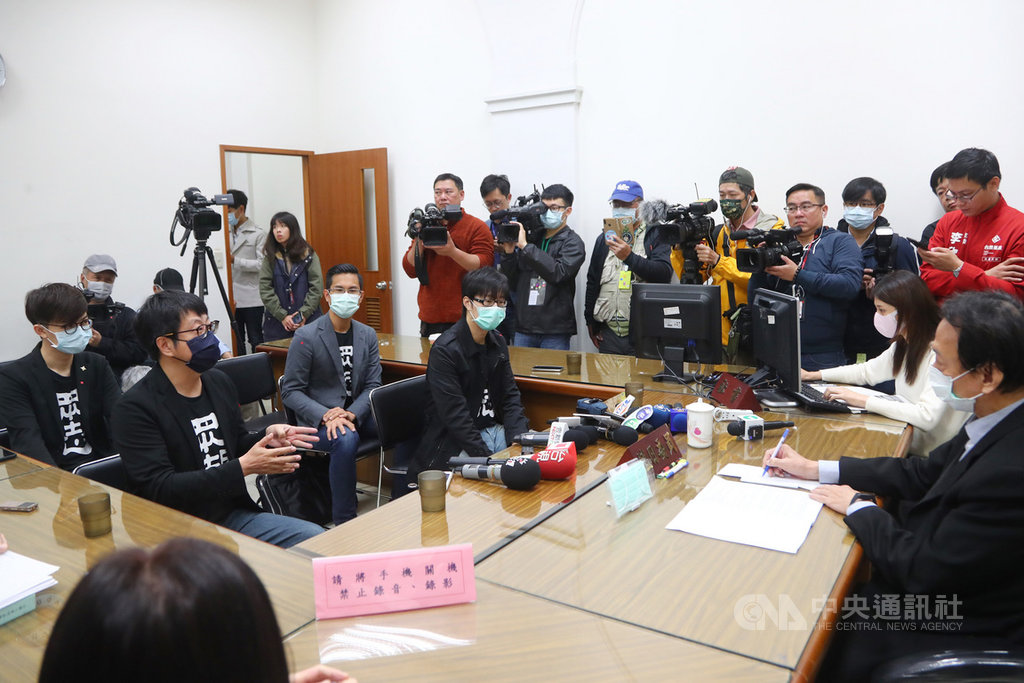 罷韓團體Wecare高雄發起人尹立(左2)等人16日到監察院,當面向監委陳情,指出高雄市副市長陳雄文身兼選委會主委,違反行政中立干預罷韓行動,盼監委盡快調查。中央社記者王騰毅攝 109年3月16日