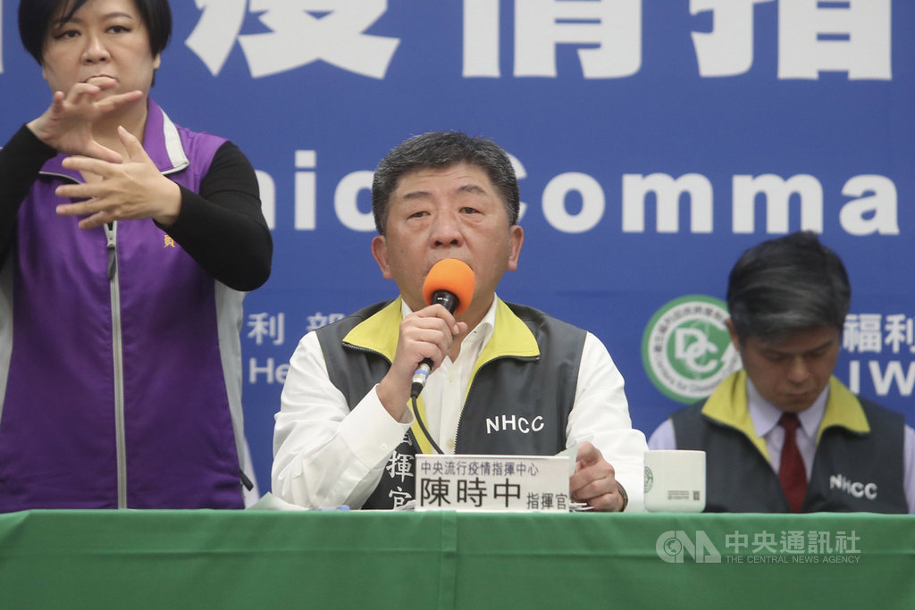 中央流行疫情指揮中心指揮官陳時中(中)16日下午在記者會宣布,台灣新增8例2019冠狀病毒疾病(COVID-19,俗稱武漢肺炎)確診,再創單日新高。中央社記者吳家昇攝 109年3月16日