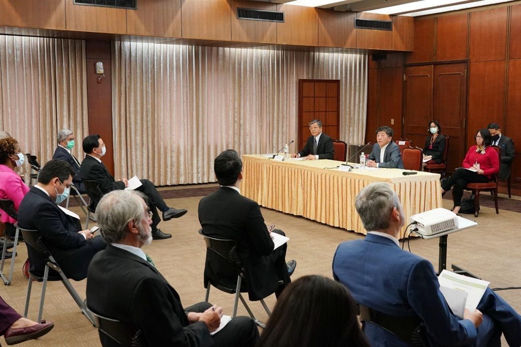 外交部長吳釗燮13日邀衛福部長陳時中向駐台使節及代表說明台灣防範武漢肺炎相關工作成效,與會的各國使節及代表對台灣的成功防疫經驗等均表示肯定。(圖取自外交部網頁mofa.gov.tw)