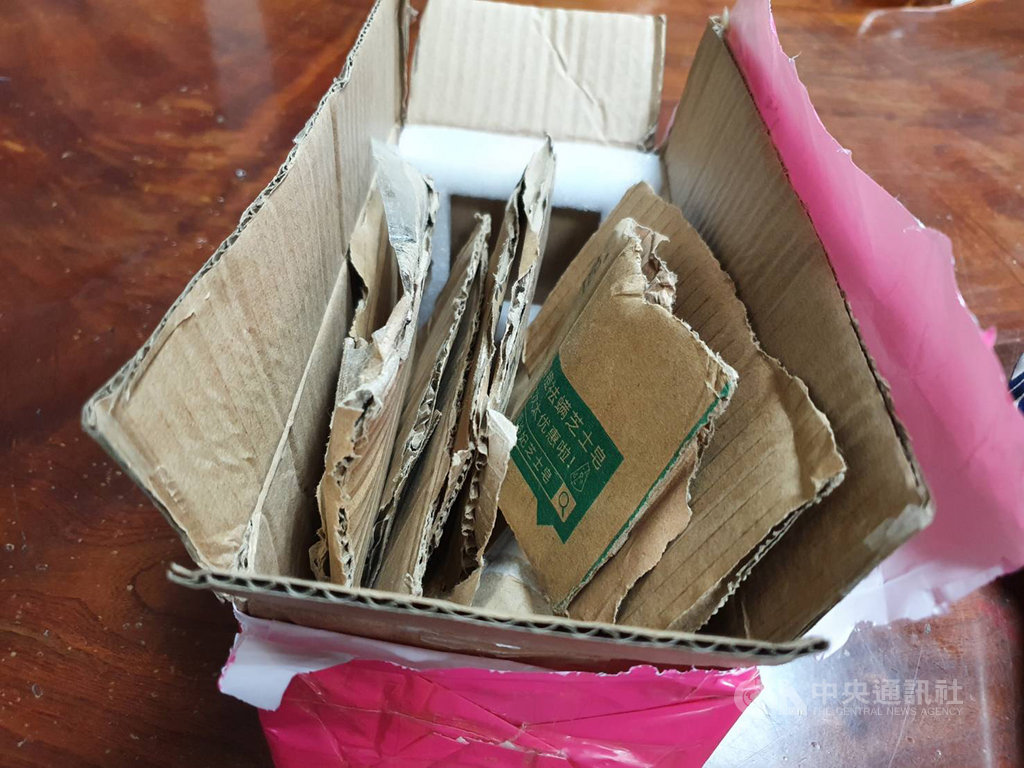 苗栗一名女子透過臉書社團訂購口罩,不料竟是一場騙局,花了千元,到超商付款取貨後發現裡頭全是廢紙。(民眾提供)中央社記者管瑞平傳真 109年3月17日