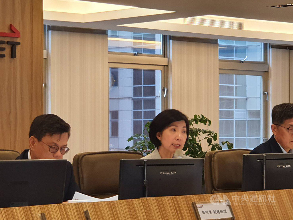 遠傳電信(4904)今年將以「新經濟」、「5G應用」及「多元合作」三箭齊發,總經理井琪(中)表示,將在5G時代於電信本業務實作為。中央社記者江明晏攝 109年3月17日