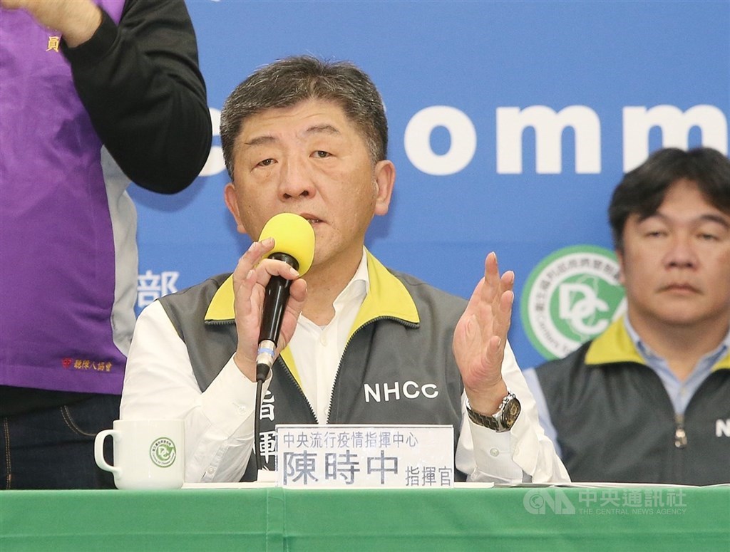 武漢肺炎延燒,中央流行疫情指揮中心擬對明知故犯出國者開罰、公布姓名。指揮官陳時中(中)17日表示,政策宣布前已出國者不會懲罰,至於罰多少、公布姓名等都會視情況決定。(中央社檔案照片)