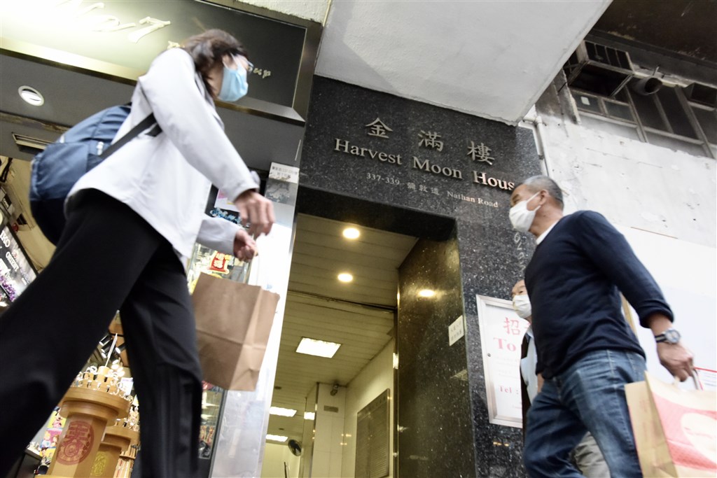 香港當局17日晚間向所有海外國家及屬地發出紅色外遊警示,並規定19日零時以後相關入境者需要強制檢疫。圖為香港街頭。(中新社提供)
