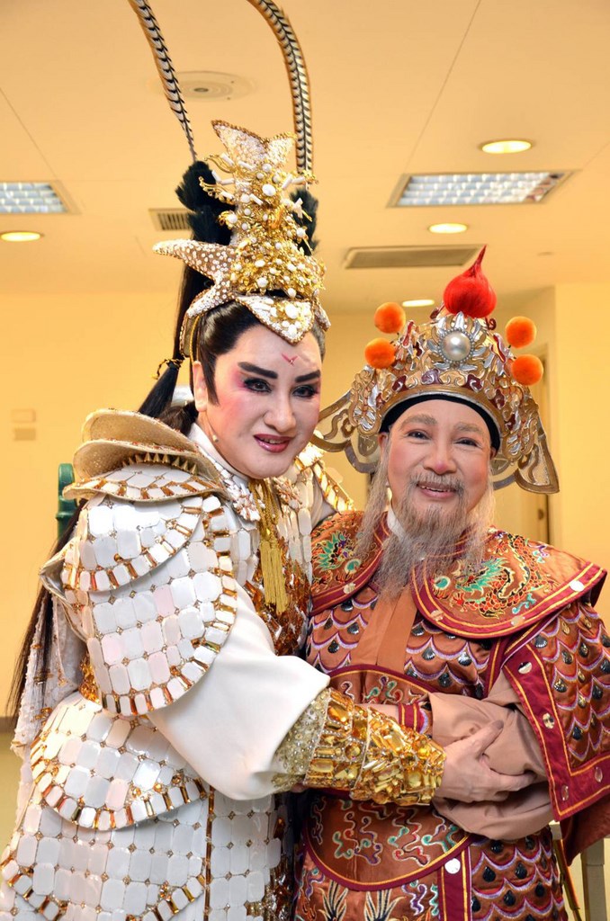 楊麗花歌仔戲當家丑角小鳳仙(右),17日凌晨5時39分於亞東醫院病逝,享壽80歲。她與楊麗花(左)兩人交情深厚,情同姊妹。(楊麗花歌仔戲提供)中央社記者陳秉弘傳真 109年3月17日