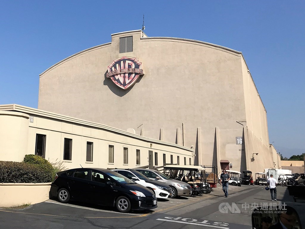 武漢肺炎疫情衝擊美國影視產業,電影、電視拍攝暫停,上映時間延後,幕後工作人員暫時停工。圖為華納兄弟片廠。中央社記者林宏翰洛杉磯攝 109年3月18日