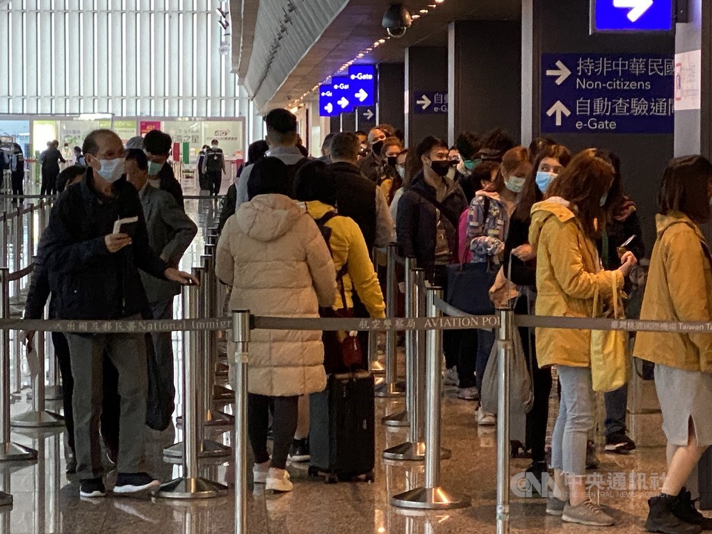 指揮中心18日宣布再增23例,全台累計病例數達100例,主要是境外移入,指揮官陳時中表示,這幾天將是境外移入高峰期。圖為桃園機場入境旅客。(中央社檔案照片)