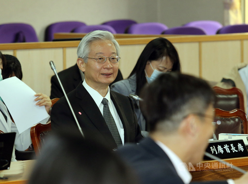 立法院司法及法制委員會18日審查公務員懲戒法修正草案等案,擬將公務員懲戒委員會名稱改為懲戒法院、強化懲戒實效等。司法院祕書長林輝煌(中)列席備詢。中央社記者郭日曉攝 109年3月18日