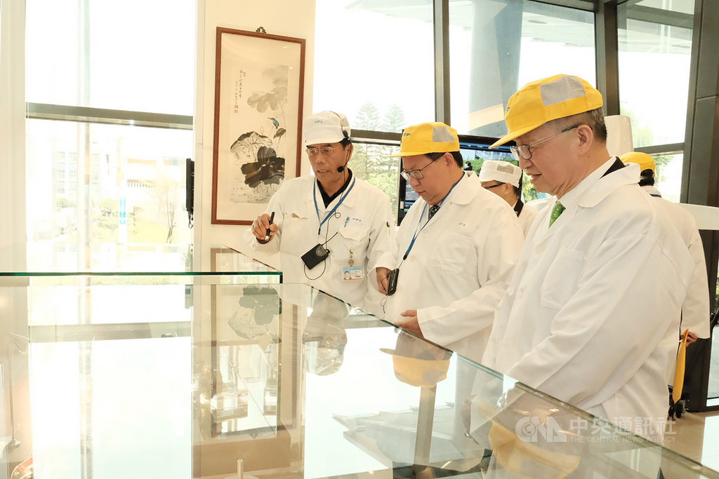 桃園市長鄭文燦(右2)表示,感謝東培工業公司加入口罩生產國家隊,投注超過百位的專業人力,將智慧科技導入口罩機製造,為防疫工作盡一份力量。圖為鄭文燦參訪東培工業公司。(桃園市政府提供)中央社記者吳睿騏桃園傳真 109年3月18日